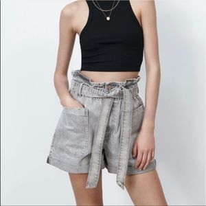 zara paper bag shorts in the color grey! size EU34 and US2 but fits 4.